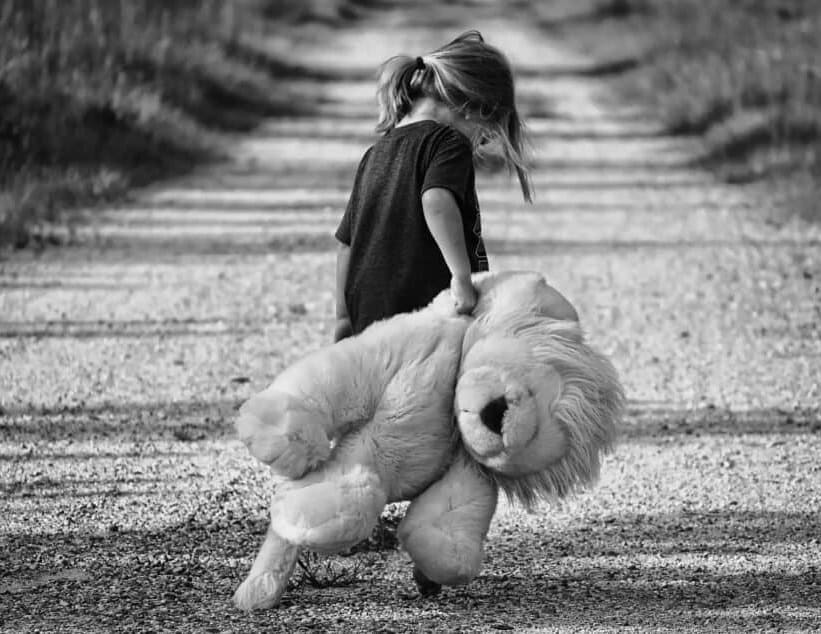  Separation trauma. Black and white picture showing a little girl with a teddy. The girl moves in an unknown direction along a country road. She looks lost and despaired. The picture symbolizes Bowlby’s concept of separation stress. John Bowlby was the key figure in the history of PTSD research