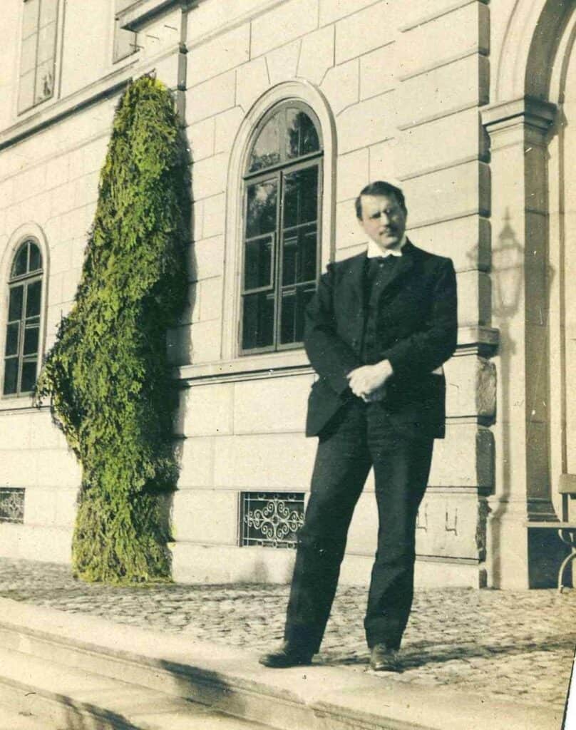 Carl Gustav Jung. A Short Introduction in His Biography and Work. Colorized picture of Jung his late twenties in front of the Burghölzli Hospital in Zurich